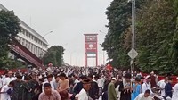 Masjid Agung Palembang atau Masjid Agung Sultan Mahmud Badaruddin Jayo Wikramo menjadi pusat pelaksanaan salat Idul Fitri 1446 H di Kota Palembang, Sumatera Selatan. Masjid itu tidak jauh dari ikon Palembang, Jembatan Ampera. (Rio Roma Dhoni)