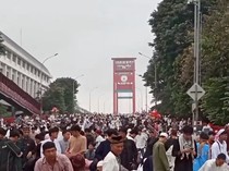 Video Jembatan Ampera Dipenuhi Warga untuk Salat Idul Fitri