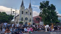 Ribuan jemaah mengikuti salat Idul Fitri 1446 H di Masjid Agung Jami, Kota Malang. Jumlah jemaah yang hadir membludak, hingaa sampai meluber ke halaman depan Gereja Hati Kudus atau biasa dikenal Gereja Kayutangan. (M Bagus Ibrahim/detikJatim)