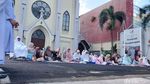 Momen Toleransi Saat Warga Malang Salat Id di Halaman Gereja Kayutangan