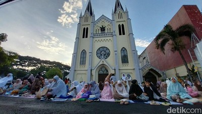 Momen Toleransi Saat Warga Malang Salat Id di Halaman Gereja Kayutangan