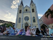 Momen Toleransi Saat Warga Malang Salat Id di Halaman Gereja Kayutangan
