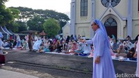 Pengurus gereja mempersilahkan jemaah muslim masuk ke halaman gereja untuk digunakan sebagai tempat salat (Foto: M Bagus Ibrahim)