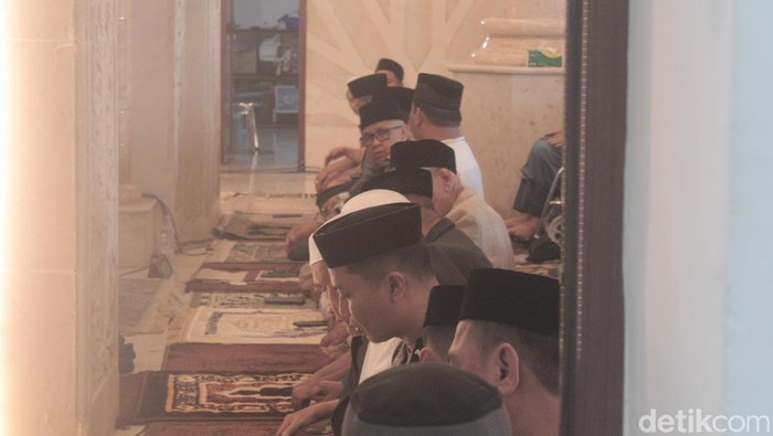 Salat Id di Masjid Raya Makassar.