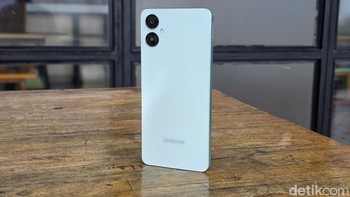 Samsung Galaxy A06 5G ditenagai oleh MediaTek Dimensity 6300 (6 nm), prosesor octa-core yang mendukung jaringan 5G. Chipset ini dipadukan dengan GPU Mali-G57 MC2, menjanjikan performa yang cukup tangguh untuk kebutuhan sehari-hari seperti browsing, streaming, hingga gaming Free Fire. Foto: Adi Fida Rahman/detikINET