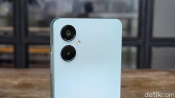 Untuk fotografi, Galaxy A06 5G dibekali dua kamera belakang: kamera utama 50 MP (f/1.8) dan kamera depth 2 MP (f/2.4), lengkap dengan LED flash. Foto: Adi Fida Rahman/detikINET
