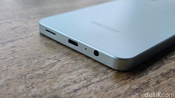 Bagian bawah terdapat port jack audio 3,5 mm, USB-c dan Speaker.  Foto: Adi Fida Rahman/detikINET