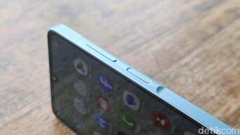 Desainnya tetap ramping dengan ketebalan 8 mm dan bobot 191 gram. Galaxy A06 5G masih mengadopsi Key Island Foto: Adi Fida Rahman/detikINET