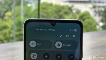 Desain layar mengadopsi notch Infinity-U yang menampung kamera depan 8 MP (f/2.0). Foto: Adi Fida Rahman/detikINET