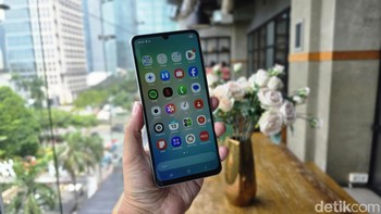 Layarnya menggunakan panel PLS LCD berukuran 6,7 inch dengan resolusi HD+ (720 x 1600 piksel) dan refresh rate 90Hz. Foto: Adi Fida Rahman/detikINET