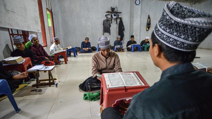 Santri melatih kudanya membawa bendi untuk persiapan menyambut lebaran di kandang kuda Pondok Pesantren Kanzul Ulum, Pasie Nan Tigo, Padang, Sumatera Barat