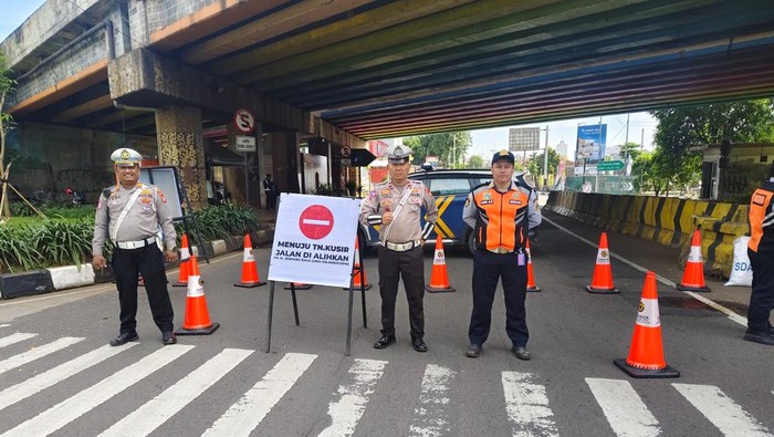 Satlantas Polres Jaksel melakukan rekayasa lalin di TPU Tanah Kusir