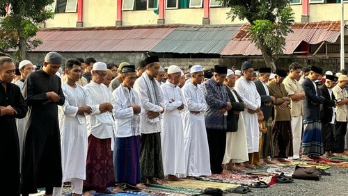 Sejumlah umat Islam mengikuti Salat Idul Fitri 1446 Hijriah di lapangan SMAN 4 Denpasar, Jalan Gunung Rinjani, Monang Maning, Denpasar, Senin (31/03/2025). (Foto: Dok. Polda Bali)