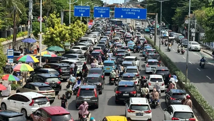 Sejumlah warga ramai mendatangi TPU Karet Bivak di Jakarta Pusat. Lalu lintas di sekitar TPU Karet Bivak terpantau padat. (ANTARA/Lifia MP)