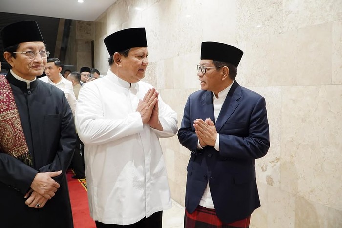Senyum Pramono Anung Saat Ngobrol dengan Prabowo di Istiqlal Gubernur DKI Jakarta Pramono Anung salat Idul Fitri 1446 H di Masjid Istiqlal, Senin (31/3/2024), bersama Presiden Prabowo Subianto dan Wapres Gibran Rakabuming Raka.