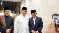 Pramono salat Id satu saf dengan Menlu Sugiono dan Menbud Fadli Zon. Ketiganya tampak ngobrol dan tersenyum bersama pada salah satu momen di dalam Masjid Istiqlal. (Dok. Instagram Pramono Anung)