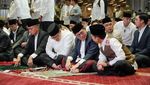 Senyum Pramono Anung Saat Ngobrol dengan Prabowo di Istiqlal