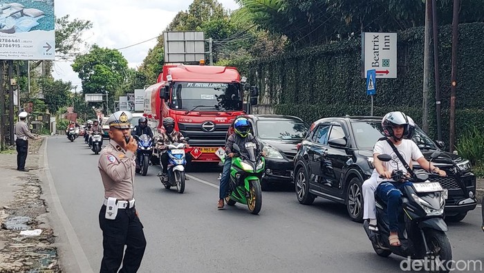 Situasi arus lalulintas di kawasan wisata Lembang