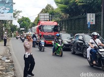 Antrean Kendaraan Mengular Menuju Kawasan Wisata Lembang