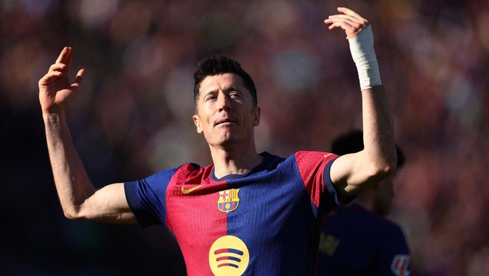 Soccer Football - LaLiga - FC Barcelona v Girona - Estadi Olimpic Lluis Companys, Barcelona, Spain - March 30, 2025 FC Barcelonas Robert Lewandowski celebrates scoring their second goal REUTERS/Albert Gea