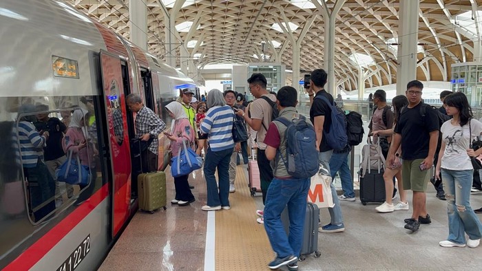 Suasana di stasiun Whoosh pada hari pertama Lebaran
