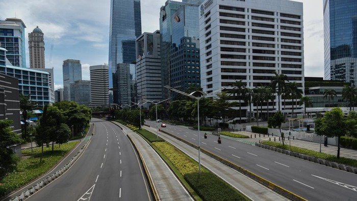 Suasana lalu lintas di Jalan Jenderal Sudirman, Jakarta, Senin (31/3/2025). Arus lalu lintas di kawasan metropolitan Jakarta terpantau lancar di hari pertama Lebaran atau Idul Fitri 1446 H. ANTARA FOTO/Indrianto Eko Suwarso/nym.