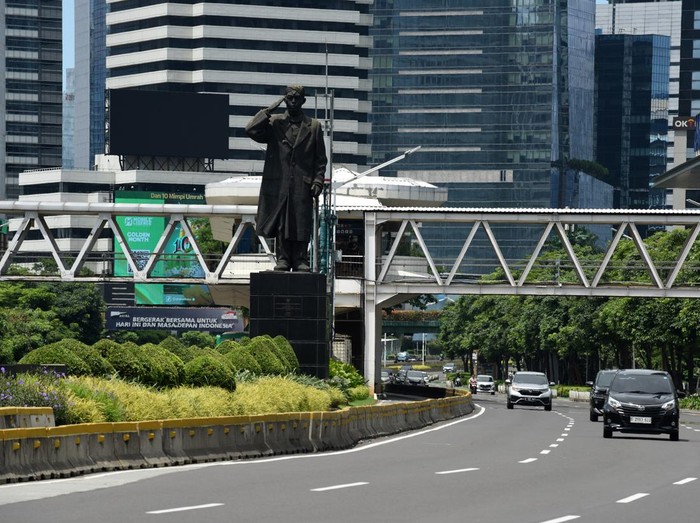 Suasana lalu lintas di Jalan Jenderal Sudirman, Jakarta, Senin (31/3/2025). Arus lalu lintas di kawasan metropolitan Jakarta terpantau lancar di hari pertama Lebaran atau Idul Fitri 1446 H. ANTARA FOTO/Indrianto Eko Suwarso/nym.