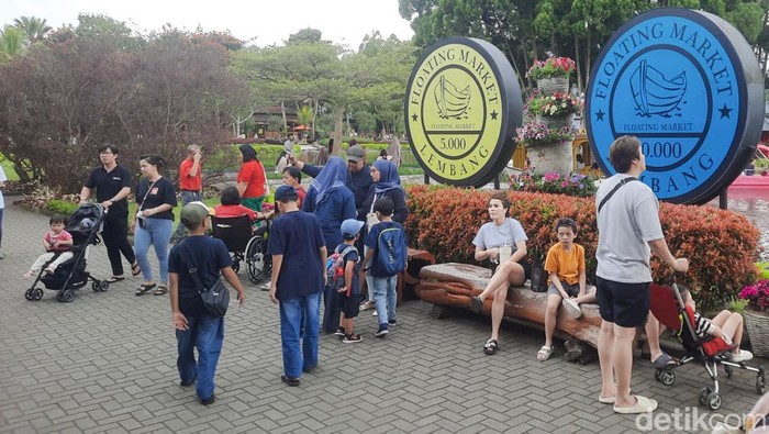 Suasana objek wisata Floating Market Lembang di hari H Idulfitri