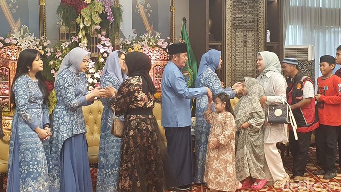 Suasana open house di Griya Agung Palembang.