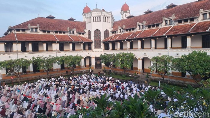 Suasana salat Id di Lawang Sewu Semarang, Senin (31/3/2025).