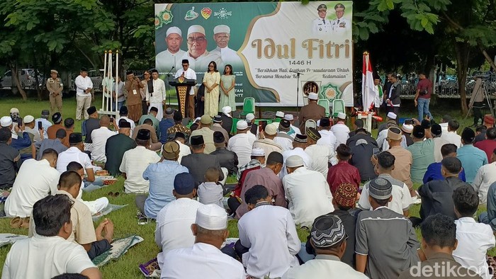 Suasana salat Idul Fitri 1446 Hijriah di Rumah Jabatan Gubernur NTT, Kupang, Senin (31/3/2025). (Foto: Simon Selly/detikBali)