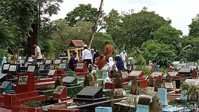 Suasana TPU Kamboja Palembang di hari Lebaran.
