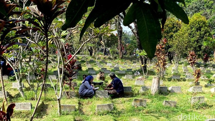 Suasana TPU Rancacili Bandung