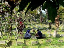 Kala Warga Padati TPU Rancacili Bandung
