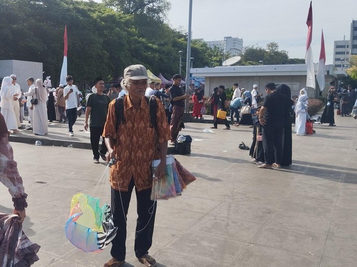 Sukarya (65) memanfaatkan momen bubaran salat Id Masjid Istiqlal untuk berjualan mainan anak.