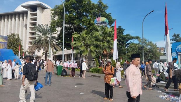 Sukarya (65) memanfaatkan momen bubaran salat Id Masjid Istiqlal untuk berjualan mainan anak.