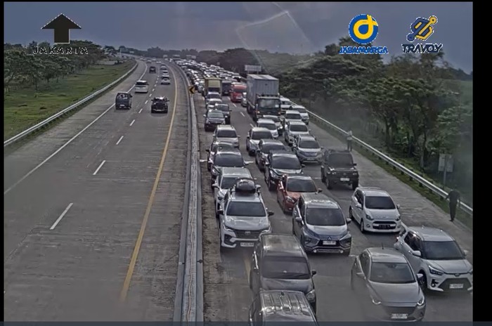 Kepadatan Kendaraan Jelang TKP mobil Terbakarm di Ruas Tol Ngawi Pasuruan Arah Surabaya