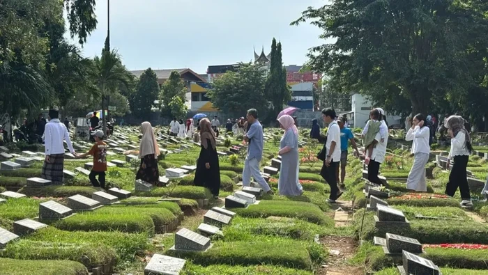 Tempat Pemakaman Umum (TPU) Kemiri di Jaktim ramai didatangi masyarakat yang hendak berziarah. Masyarakat datang ke TPU usai menjalankan salat Idul Fitri. (ANTARA/Lifia MP)