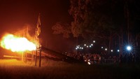 Meriam yang dulunya terbuat dari bambu telah berevolusi dari waktu ke waktu, dengan versi baja yang muncul dalam beberapa dekade terakhir untuk menggantikan desain aslinya. Setiap tahun, penduduk desa Kampung Talang menggunakan hingga dua ton kobalt untuk menembakkan lebih dari 80 meriam dalam perayaan tersebut.  