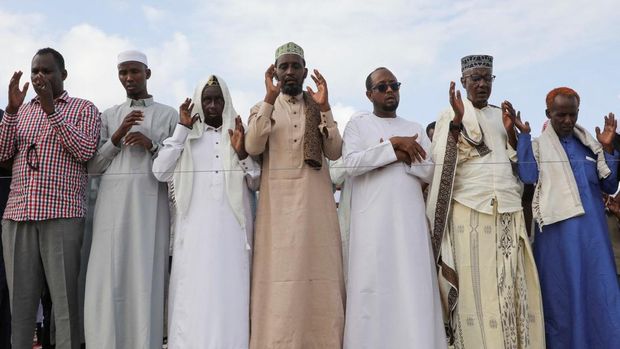 Umat ​​Muslim menghadiri salat Idul Fitri, menandai berakhirnya bulan puasa Ramadan, di stadion sepak bola Universitas di distrik Hodan, Mogadishu, Somalia, 30 Maret 2025. (REUTERS/Feisal Omar)