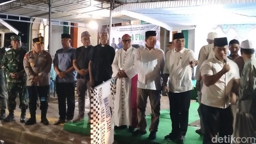 Uskup Labuan Bajo, Monsinyur (Mgr) Maksimus Regus, mengibarkan bendera pelepasan pawai takbiran Idul Fitri 1446 H di Labuan Bajo, Manggarai Barat, NTT, Minggu (30/3/2025) malam. (Foto: Ambrosius Ardin/detikBali)