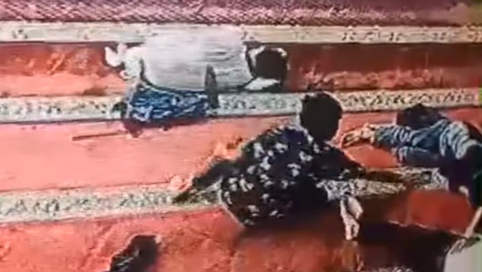 Video pencurian HP milik jemaah di Masjid Raya Bogor, Kota Bogor, Jawa Barat, beredar di medsos. Ponsel tersebut dicuri saat malam takbiran kemarin. (repro Istimewa)