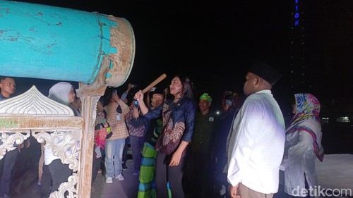 Wakil Wali Kota Kupang Serena Cosgrova Francis memukul beduk sebagai tanda pelepasan pawai malam takbiran laut di Kupang, NTT, Minggu (30/3/2025) malam. (Foto: Simon Selly/detikBali)