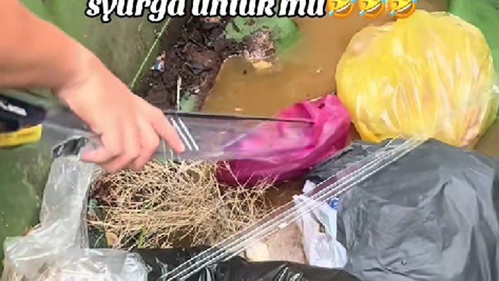 Wanita ini curhat tak sengaja buang uang THR ke tempat sampah dan bikin panik.