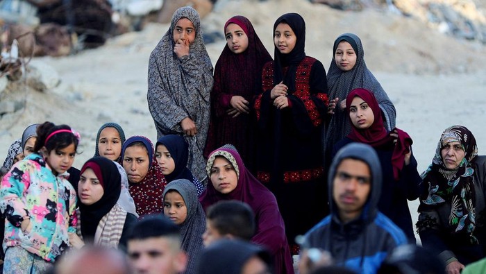 Palestinian Muslims attend Eid al-Fitr prayer marking the end of the holy fasting month of Ramadan, in Jabalia, in the northern Gaza Strip March 30, 2025. REUTERS/Mahmoud Issa     TPX IMAGES OF THE DAY