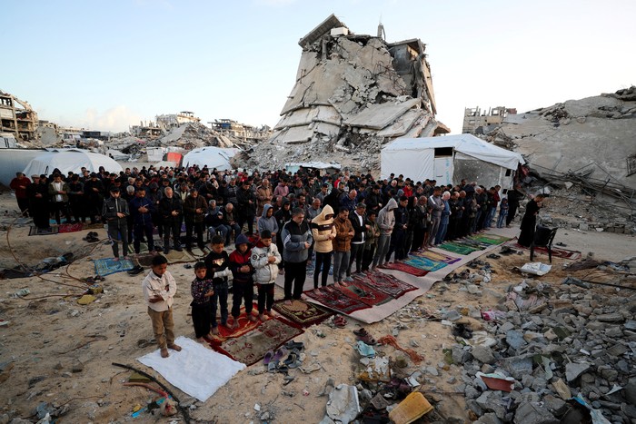 Palestinian Muslims attend Eid al-Fitr prayer marking the end of the holy fasting month of Ramadan, in Jabalia, in the northern Gaza Strip March 30, 2025. REUTERS/Mahmoud Issa     TPX IMAGES OF THE DAY