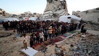 Warga Palestina di Jabalia berkumpul pada hari Minggu (30/3) untuk melaksanakan salat Idul Fitri di tengah kehancuran yang disebabkan oleh perang Israel-Hamas yang sedang berlangsung di Gaza.