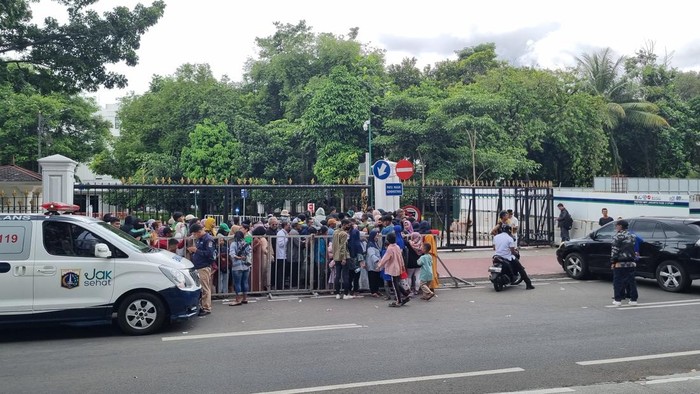 Warga masih antre di pintu masuk meski open house di Istana Jakarta sudah ditutup