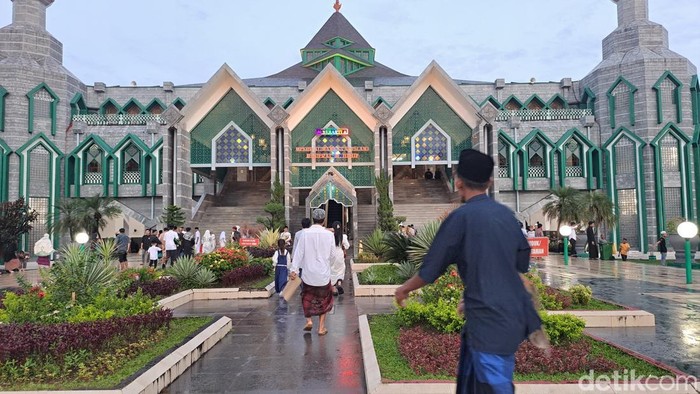 Warga mulai berdatangan ke Masjid Al Markaz Al Islami di Kota Makassar yang menjadi salah satu tempat pelaksanaan salat Idul Fitri 2025.