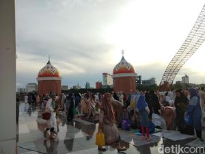 Warga Mulai Padati Masjid 99 Kubah Makassar untuk Salat Idul Fitri 1446 H